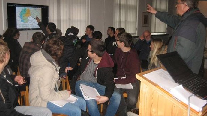 Besprechungsraum mit Menschen, die sich unterhalten. Besprechungsraum mit Menschen, die sich unterhalten.